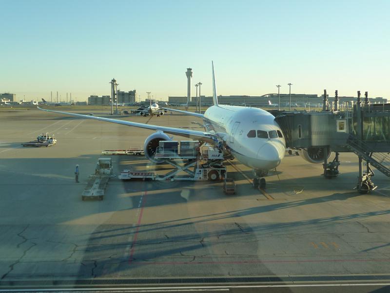 foto_20141115_0654_01.jpg - [de]Und die Landung in Tokyo bei schönstem Wetter am Morgen.[en]Beautiful weather for the early morning landing in Tokyo.
