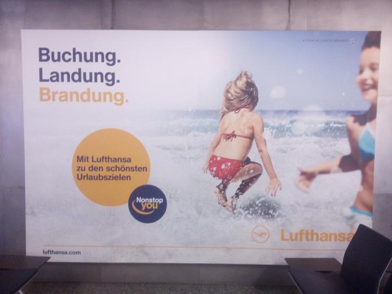foto_20141125_2103_01.jpg - [de]Solche Plakate sind nichts für übernächtigte Reisende, ich habe zunächst nur etwas von "Bruchlandung" gelesen.[en]This ad caused some misconnections of my tired synapses, as I first read "Bruchlandung" (crash landing).