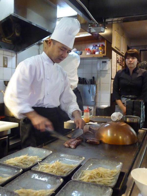 foto_20141115_1111_01.jpg - [de]Hier kann man dem Koch beim Zubereiten der leckeren Steaks zuschauen.[en]You can watch the cook preparing your steak.